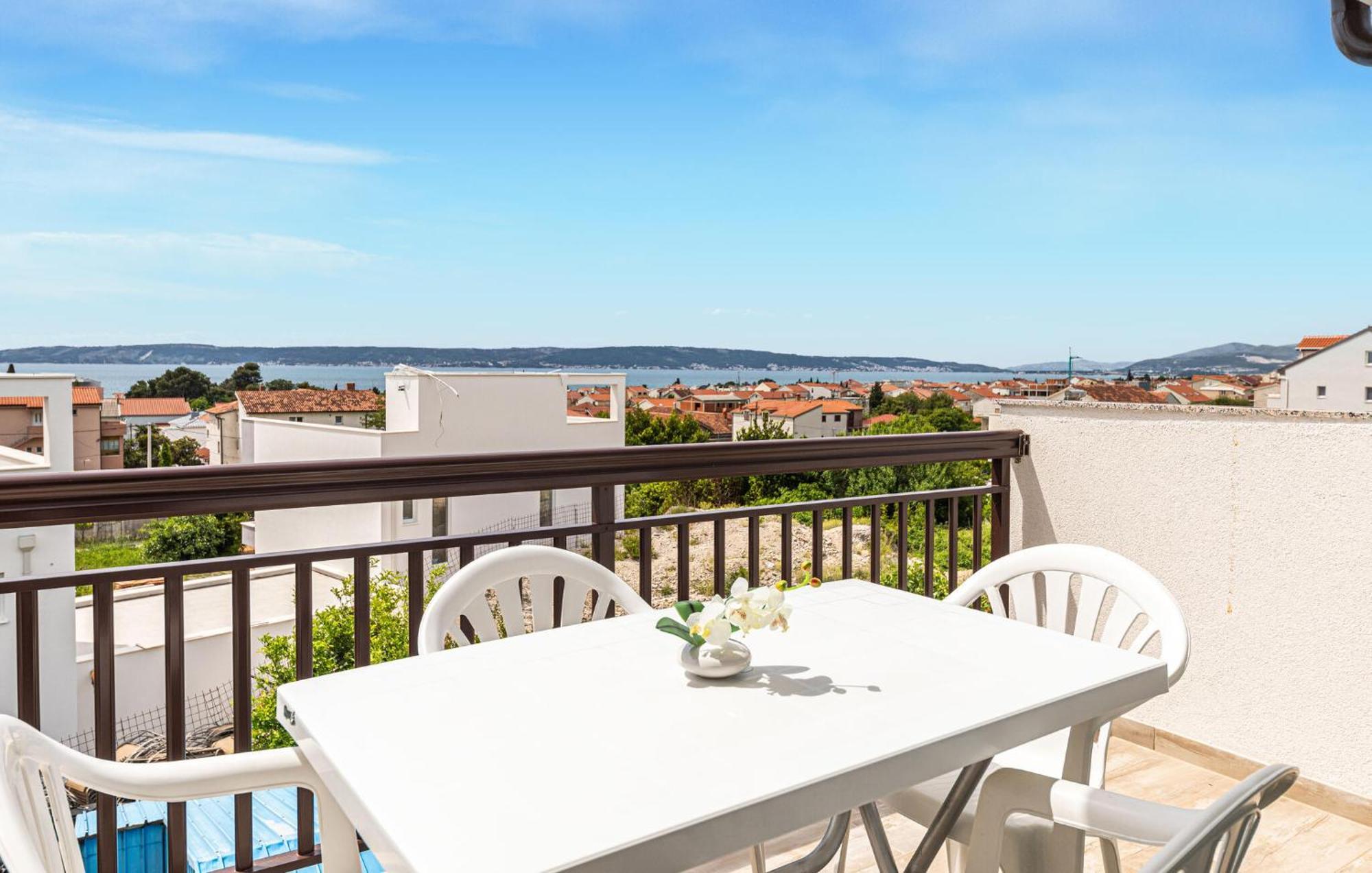 Apartment Cozy In Kastel Kambelovac With Kitchen